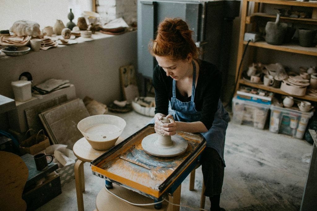 artista professionista a lavoro nel suo studio